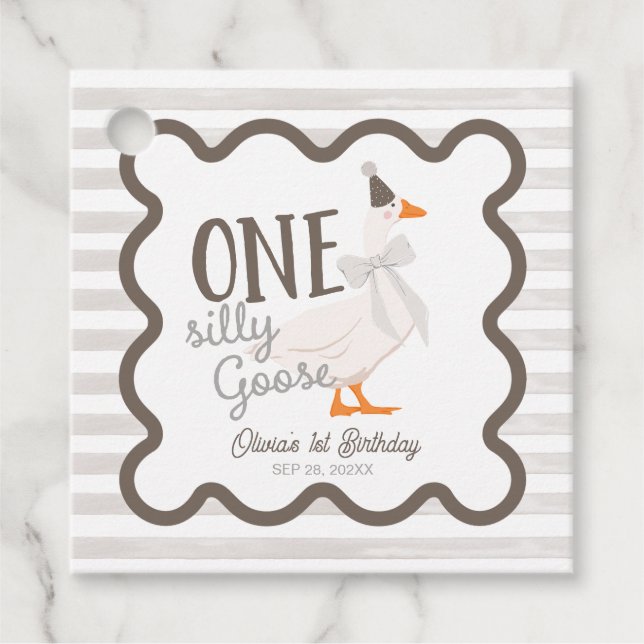 One Silly Goose Beige Bow 1st Birthday Gåvor Etiketter (Framsida)