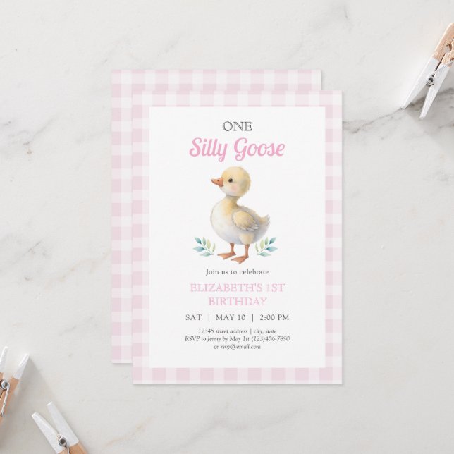 One Silly Goose Pink Gingham Girl First Birthday Inbjudningar (Fram/Back In Situ)