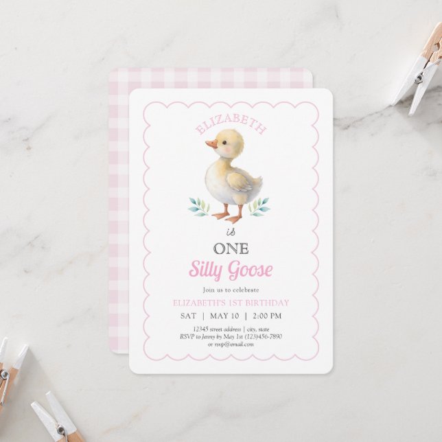 One Silly Goose Pink Whimsical Girl First Birthday Inbjudningar (Fram/Back In Situ)