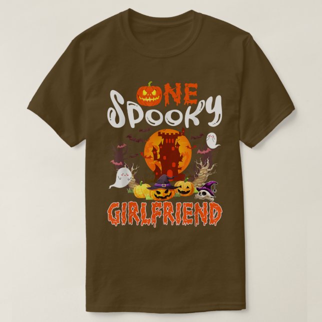 One Spooky Funny Girlfriend Halloween Couple Costu T Shirt (Design framsida)