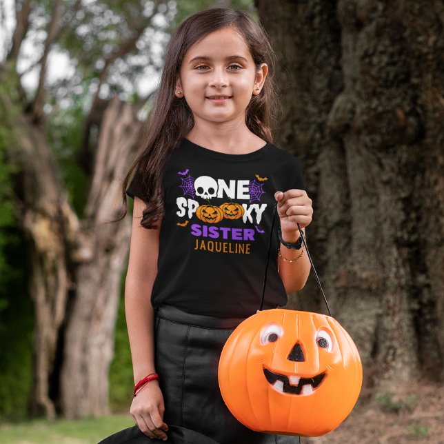 One Spooky Sister, Fun Halloween Family T Shirt (Skapare uppladdad)