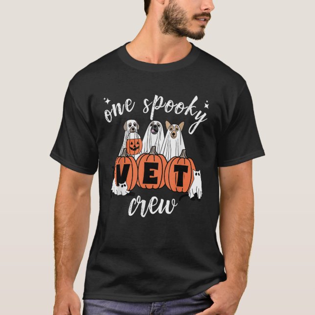 One Spooky Vet Crew Dog Ghost Veterinarian Hallowe T Shirt (Framsida)