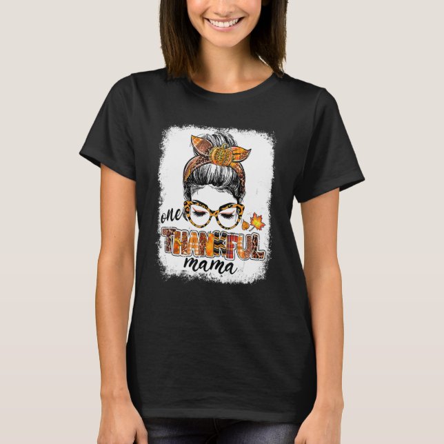 One Thankful Mama Messy Bun Fall Leaves Autumn Tha T Shirt (Framsida)
