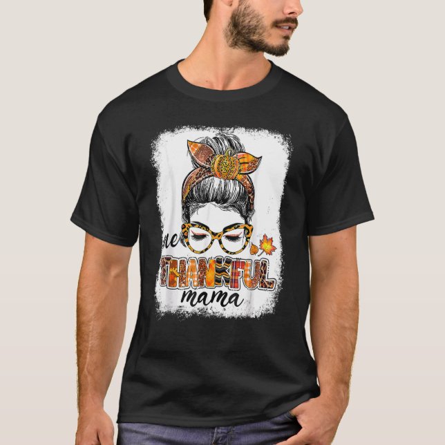 One Thankful Mama Messy Bun Fall Leaves Autumn Tha T Shirt (Framsida)