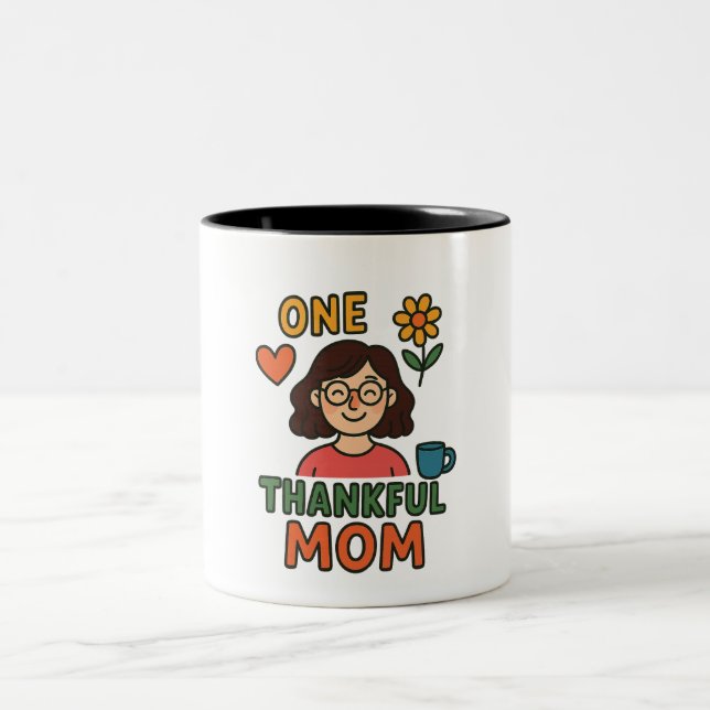 One Thankful Mom – Cute Cartoon Mother with Glasse Två-Tonad Mugg (Center)