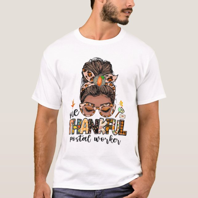 One Thankful Postal Worker Messy Bun Fall Funny Th T Shirt (Framsida)