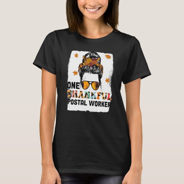 One Thankful Postal Worker Messy Bun Fall Thanksgi T Shirt (Framsida)