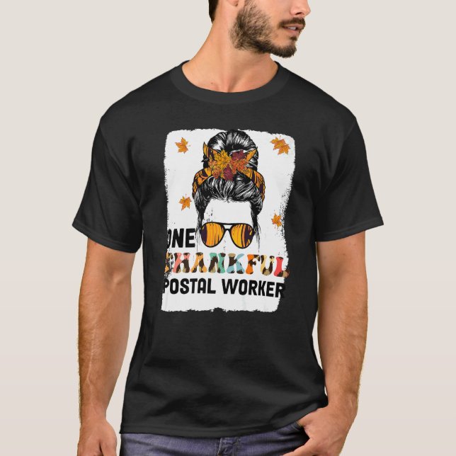 One Thankful Postal Worker Messy Bun Fall Thanksgi T Shirt (Framsida)