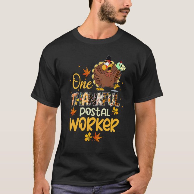 One Thankful Postal Worker Turkey Pilgrim Hat Than T Shirt (Framsida)