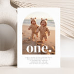 One Twin Girls - hjärtbeväpnat foto första födelse Inbjudningar<br><div class="desc">En enkel inbjudan till första födelsedag med ett eget foto i en båge och ord "ett" och ett litet hjärta över toppen.</div>