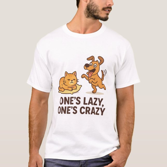 One's Lazy, One's Crazy - Lusch Cat & Hund Duo Tee (Framsida)