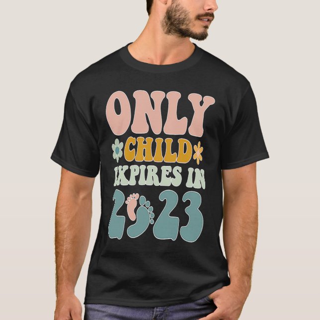 Only Child Expires in 2023 Groovy Style Baby Annou T Shirt (Framsida)