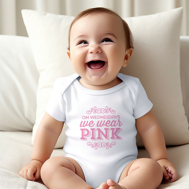 Onsdagar: Vi Bäror Rosa Funny Quote T-shirt (Skapare uppladdad)