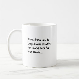Önska att veta hur man håller ett blont upptaget kaffemugg