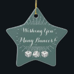 Önska dig som är många Buncos Julgransprydnad Keramik<br><div class="desc">Attraktiv Bunco prydnad för din julgran eller visa i ditt kontor.  Önska dig många bunco för vit för Buncos särdrag tre tärna och en starburstbakgrund. Personifiera denna buncoprydnad med ditt egna helgdagordstäv eller väl önskemål. Kan också användas som en buncopris.</div>