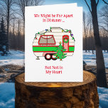 Önskar en God jul från en resande Kort<br><div class="desc">Önskar en God jul från vägen! Ett sött födelsedagskort för någon som reser i jultid. En söt RV-videokamera i rött och grönt som dekoreras med jul ljus. Hand plockade tecknad. Önskar en God jul och ett annonsår.</div>