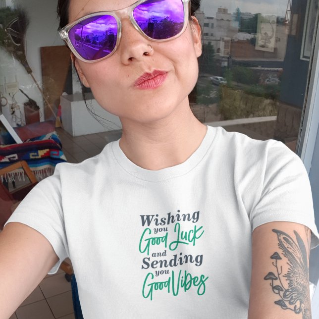 Önskar Lycka till och skickar bra vibes T Shirt (Skapare uppladdad)