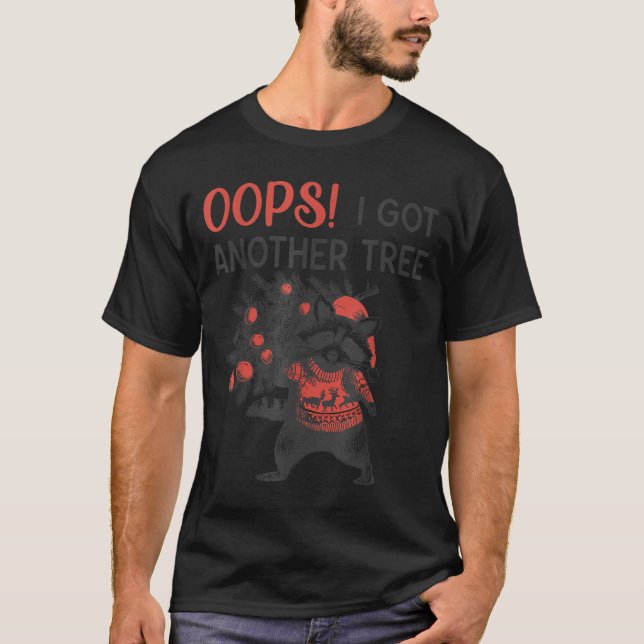 Oops I Got Another Tree Funny Raccoon Christmas Qu T Shirt (Framsida)
