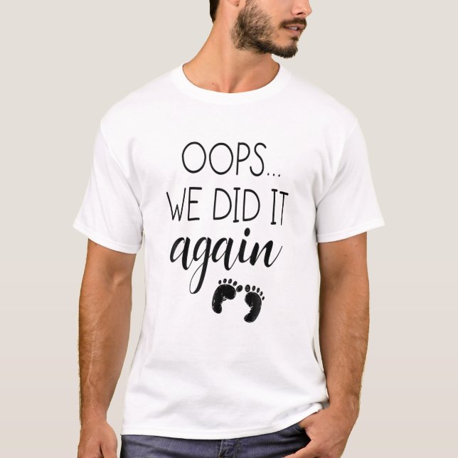 Oops We Did It Again - Mommy To Be - Pregnancy Rev T Shirt (Framsida)