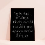Oöverträffad Sommarinspiration-citatteckenutskrift Poster<br><div class="desc">Den här teckningen har elegant-typografi i vitt på svart bakgrund. På poster står det: "På vinterns djup lärde jag mig äntligen att inom mig ljög jag en oövervinnelig sommar". Det påminner oss om att det alltid finns hopp och att vi kan göra hårt sak. Sök på Internet om du vill...</div>