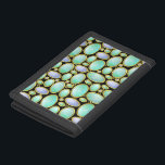 Opal Brooch Gem Gemstone Turquise Mönster<br><div class="desc">Den här plånboken har en söt opal brooch pendant mönster med guld-kedjor. Den här unika utskriften görs för att se ut som opaler i en sorts mosaik på en svart bakgrund med anpassade. Ovalformerna har en ogenomskinlig mor-av-pärlkänsla med blåa,  grönt och vita snurrar. Det är ett vackert,  originellt mönster.</div>