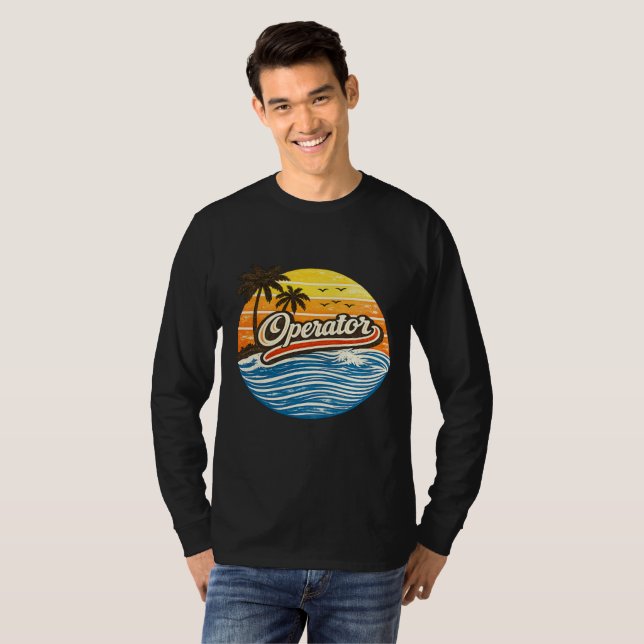 Operatör Retro Solnedgång Design T Shirt (Hel framsida)