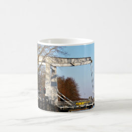 Ophaalbrug over gracht in Nederland. Kaffemugg