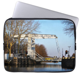 Ophaalbrug over gracht in Nederland. Laptop Fodral