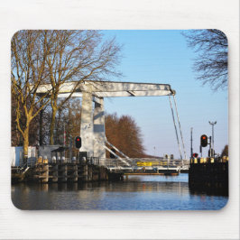 Ophaalbrug over gracht in Nederland. Musmatta