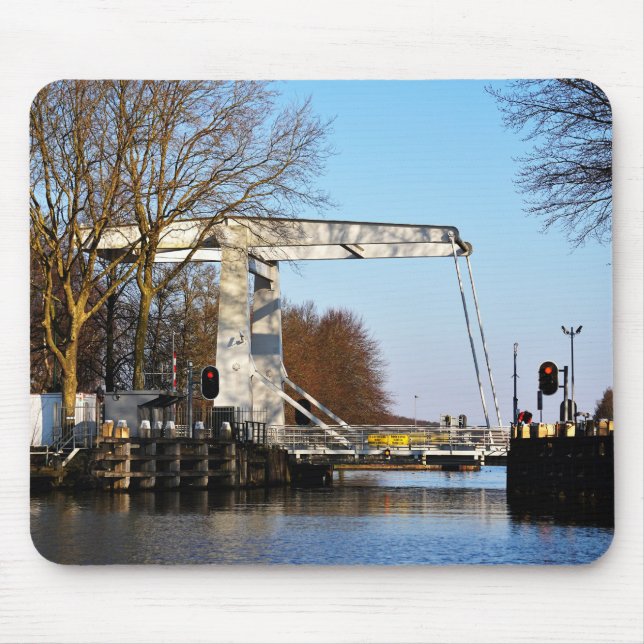 Ophaalbrug over gracht in Nederland. Musmatta (Framsidan)