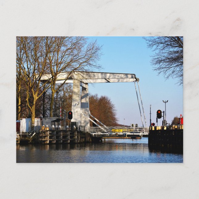 Ophaalbrug over gracht in Nederland. Vykort (Framsida)