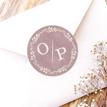 Ophelia Cottagecore Rosa Monogram Wedding Stickers Runt Klistermärke<br><div class="desc">Gratulera till kärlek-historien med den tidlösa skönheten hos "Ophelia-Blommigten" bröllop-samlingen i den dammiga rosa kolorvägen, designad att väcka romantik och elegans. Bröllop-svit innehåller handmålade vattenfärger och delikat lövskikt, som fångat ett trädgårdsinspirerat bröllop. Perfekt för dem som vill ha en raffinerad men ändå naturlig beröring för sin speciella dag. Den mjuka,...</div>