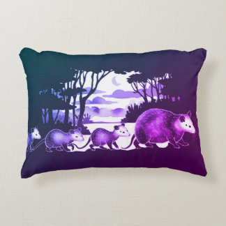 Opossummor i accent Pillow i Forest Clearing Prydnadskudde