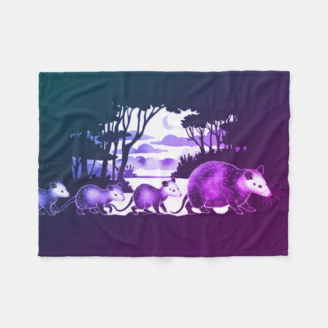 Opossummor i Forest Clearing Fleece Blanket (Framsidan (Horisontell))
