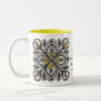 Öppen blomma Handritad klotter med kaffecitat Två-Tonad Mugg