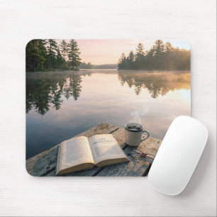 Öppen bok med kaffe på en sjöbrygga musmatta