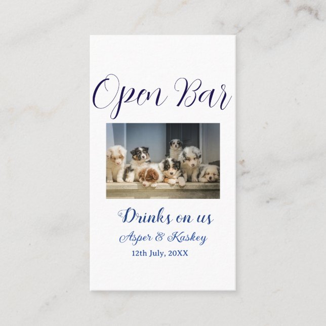 Öppna baren drinkar på oss bröllopspar datum visitkort (Framsida)