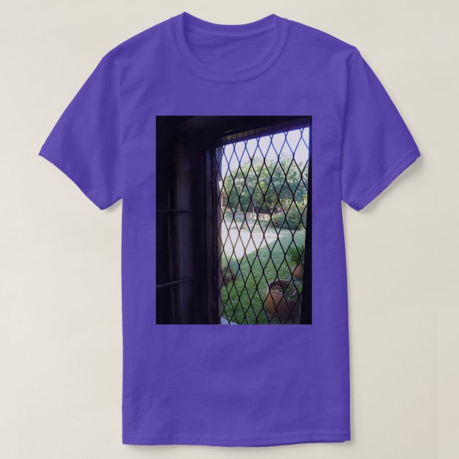 Öppna fönster med lattice tittar i afrikanska gard t shirt (Design framsida)