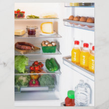 Öppna kylskåp fylld med mat