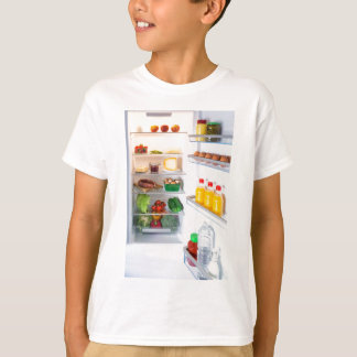 Öppna kylskåp fylld med mat tee