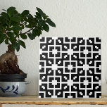 Optisk Illusion Black och White Geometric Mönster Kakelplatta<br><div class="desc">Modern dekorativ keramisk mönsterdesign med mosaik mönster tillverkad av geometriska vita former mot svart bakgrund. Struktur med optisk illusionseffekt</div>