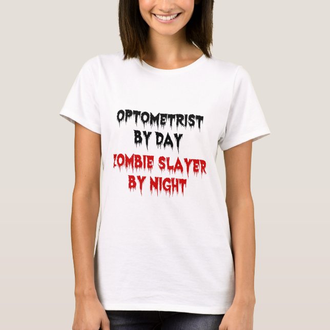 Optometrist by Day Zombie Sayer by Night T Shirt (Framsida)