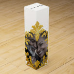 Opulent Guld Motif med Photo, Bröllop Presentask För Vinflaska<br><div class="desc">Golden Elegance är en bröllop-designsamling som blandar tidlös elegans med invecklad detaljrikedom. Med ornerade motiv,  svart och elfenben i guld och lush acanthus löv skapar den här samlingen en lyxig storybook-estetik. Varje biet utstrålar sofistikering och vintage charm. Perfekt för par som söker inflytande</div>