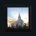 Oquirh Mountain LDS Utah Temple sunset Smyckeskrin<br><div class="desc">vacker bild i bergstempeln LDS Oquirh i Utah. Perfekt till visning av ditt favorittempel!</div>
