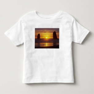 OR, Oregon-kusten, Cannon Beach, havsstackar kl 2 T-shirt
