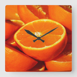 Orangar fotograferar fyrkantig klocka