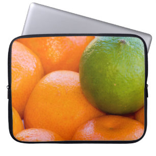 Orangar och limefruktnärbilden fotograferar laptop sleeve