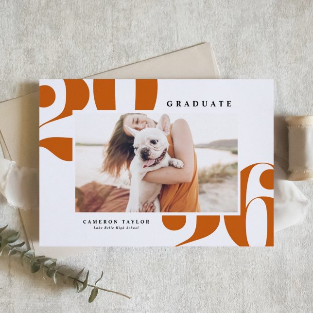 Orange 2026 Fet typografi Foto Examen Inbjudningar (Customizable burnt orange photo graduation invitation featuring retro bold typography. )