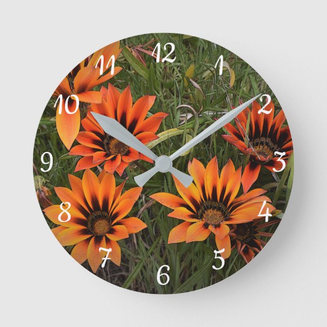 Orange and Black Gazanias Rund Klocka (Framsida)