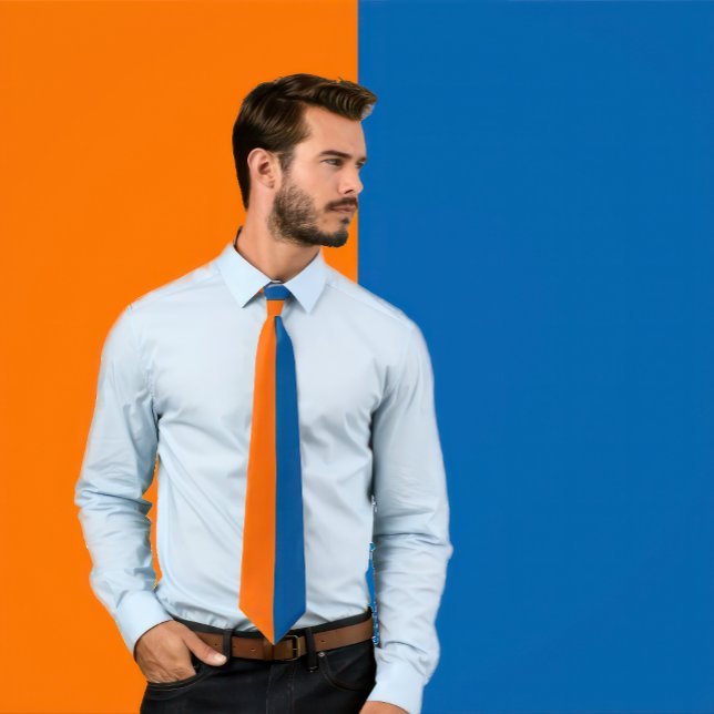 Orange & Blå Delad Färgdesign Nacke Band Slips (Man wears A Orange & Blue Split Color Design Neck Tie)